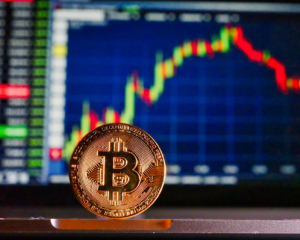 Bitcoin стрімко пішов донизу: позицій трейдерів ліквідовано на $514 млн