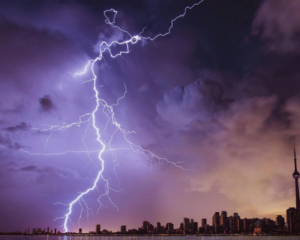 Самая длинная молния в мире в более 800 км ударила над США