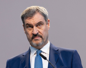 Премьер Баварии призвал отменить выплаты украинским беженцам