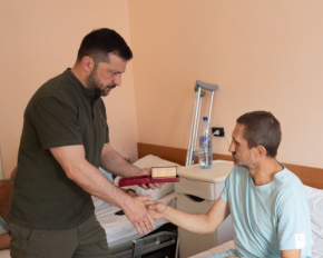 Зеленський відвідав поранених військових у Харкові та нагородив захисників