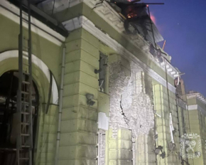 Суцільні руїни: РФ рознесла залізничний вокзал у Лозовій, є загиблі та поранені працівники