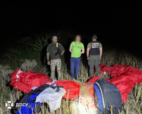 Ухилянт намагався втеки за кордон на параплані, купленому в інтернеті