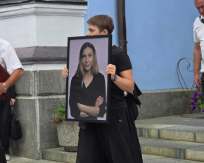 Последний путь Виктории Рощиной: в Киеве прощаются с журналисткой, погибшей в плену РФ