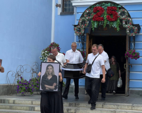 &quot;Вона не палала. Вона - горіла&quot; - як у Києві прощалися з Вікторією Рощиною, яку закатували в полоні