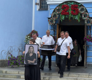 &quot;Вона не палала. Вона - горіла&quot; - як у Києві прощалися з Вікторією Рощиною, яку закатували в полоні