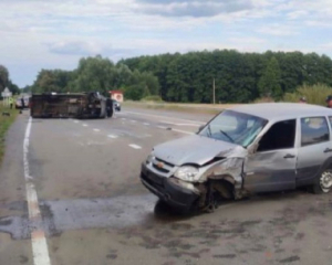 13 постраждалих: на Чернігівщині легковик влетів у автобус із пасажирами