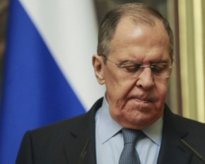 Лавров прилетел на Аляску в провокационном свитере