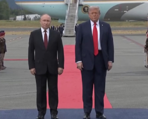 Переговоры начались: Трамп аплодирует Путину, журналисты кричат об убитых мирных жителях