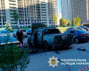 В Киеве взорвался автомобиль, окрашенный под военный
