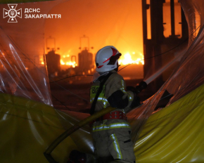 Удар РФ: рятувальники другу добу гасять пожежу в Мукачеві
