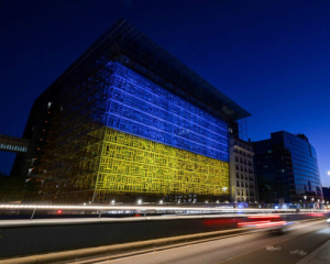 Европейский совет засветился сине-желтыми красками в честь Украины