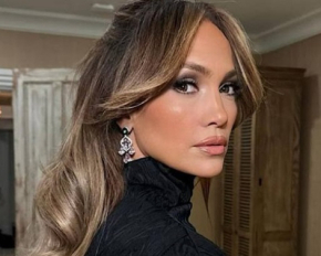 Осінній мастхев від Дженіфер Лопес: чому білі джинси стали фаворитом 2025 року