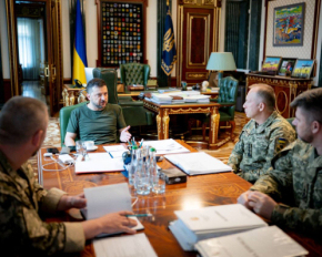 Зеленский обсудил с военными ситуацию на фронте и формирование резервов