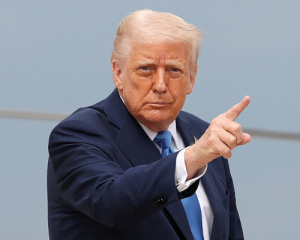 Трамп незадоволений черговим обстрілом України, але вважає його наслідком атак на російські НПЗ - Білий дім