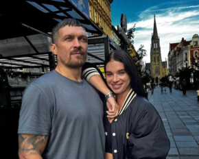 Катерина Усик розчулила фото з доньками та чоловіком на благодійному заході