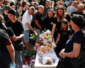 Втрати, які неможливо пробачити: у Києві поховали молоду маму й її дитину