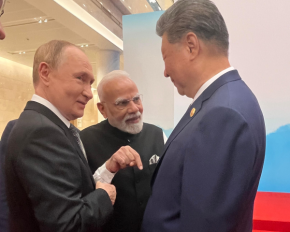 Моди за руку привел Путина поздороваться с Си Цзиньпином