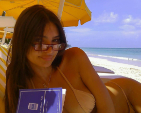 Емілі Ратаковскі похизувалася струнким тілом у бежевому бікіні