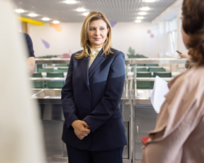 Олена Зеленська у класичному образі та майже без прикрас приїхала на Чернігівщину