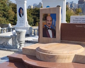 На пам'ятнику Григорія Чапкіса виправили грубу помилку: фото до та після