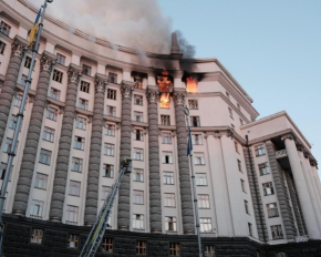 У Києві після обстрілу зайнялася будівля Кабміну