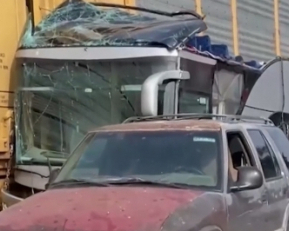 Потяг на швидкості врізався у пасажирський автобус - 10 загиблих і понад 60 поранених