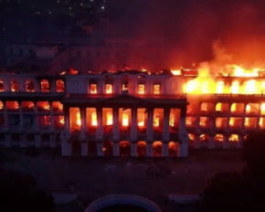 В Непале бурлит революция из-за запрета соцсетей: сгорели дворец правительства и особняк премьер-министра