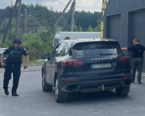 В автосервісі біля Львова чоловік вбив колегу і застрелився сам