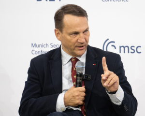 Сікорський пояснив, чому не вірить у гарантії безпеки для України