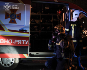 У Києві зайнялася покрівля житлового будинку - евакуювали 150 людей