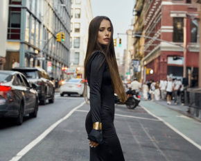 Ксенія Мішина влаштувала вуличну зйомку в розкішному образі