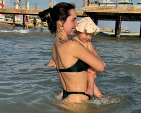 Дружина Євгена Кота поїхала на море з однорічною донькою: яскраві фото
