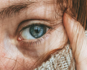 Дослідники створили очні краплі, що покращують зір при віковій далекозорості