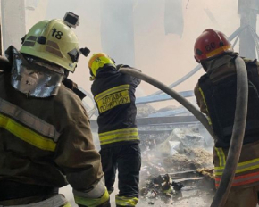 Ужас в Днепре: склад АТБ атакован ракетой, сгорели фуры