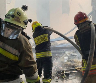 Ужас в Днепре: склад АТБ атакован ракетой, сгорели фуры