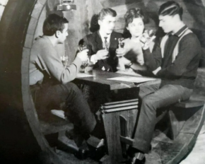 "Вхід коштував 3 рублі і пий скільки влізе": чим славилась винарня в самому серці Києва