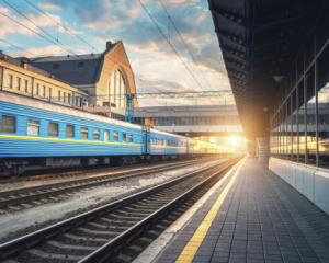 Обстріли Чернігівщини паралізували залізницю: пасажирів просять слідкувати за графіком