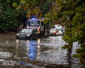 В Одессе прошло ненастье с &quot;красным уровнем опасности&quot;: улицы затопило, провалились машины, водолазы ищут пропавшего человека