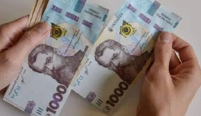Середня зарплата в Україні у серпні знизилась на 2,2% - Держстат