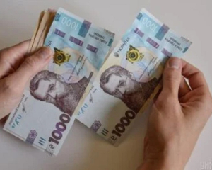 Середня зарплата в Україні у серпні знизилась на 2,2% - Держстат