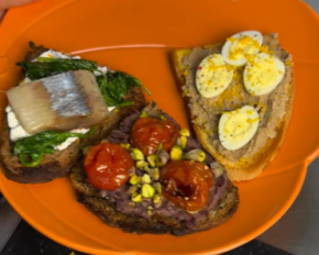 Пять вкусных тостов, которые поднимут уровень железа в крови