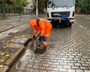 В Одессе вода затопила переулки и остановила движение транспорта