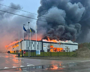 Перебої зі світлом, стовпи чорного диму через пожежі: розповіли про наслідки російської атаки на Львів