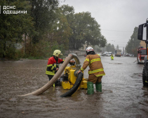 Одеса під дощем: зупинені два трамваї, дороги відкриті