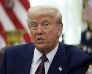 Трамп объявил о введении 100% пошлин на китайские товары