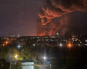 У Донецьку спалахнула пожежа після атаки невідомих дронів