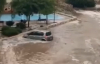 Сильна повінь в Іспанії: людей заблокувало в автівках, а потоки води зносять все на своєму шляху