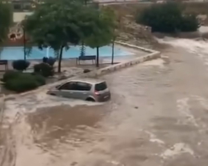 Сильное наводнение в Испании: людей заблокировало в автомобилях, а потоки воды сносят все на своем пути