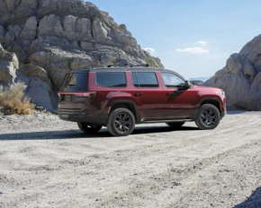 Jeep представил электрифицированный внедорожник с запасом хода 800 км