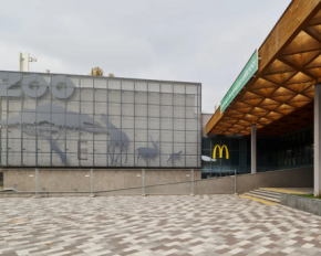 Біля київського зоопарку відкрили McDonald&#039;s: фото
